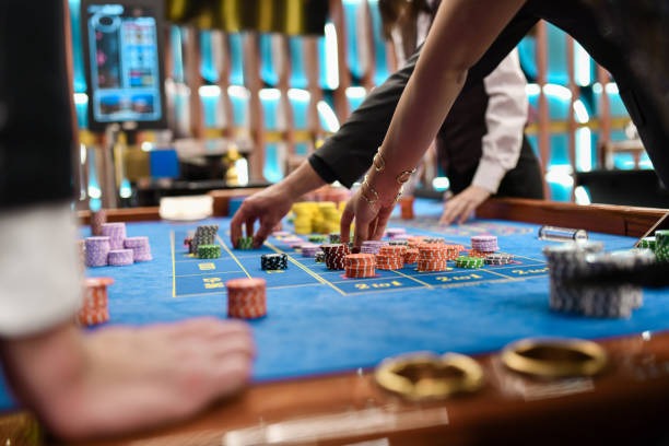 lunatoge platform interface showing slot games and live dealer tables